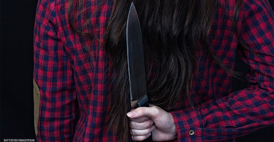 Junges Mädchen (14) sticht Mitschüler in Klassenraum Messer in Rücken