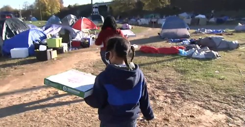 Junge (8) verbringt Geburtstag damit, Pizzen an Obdachlose zu verschenken – leben in einer „Zelt-Stadt“