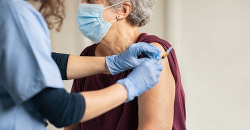 Erster Mensch wird geimpft – Vierfache Oma Maggie (90) lässt sich deutschen Corona Impfstoff spritzen