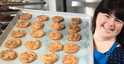 Frau mit Down Syndrom gründet eigenes Keks Unternehmen – wurde bei 15 Jobs zuvor abgelehnt