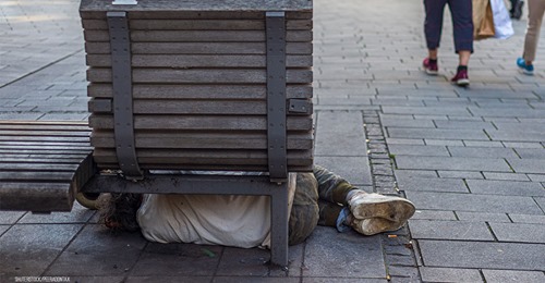 Angriff am 4. Advent: Obdachlosen-Häuschen mit Auto über Straße geschleudert