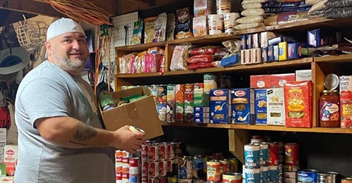Nachbarschaftshilfe im Lockdown: Mann eröffnet kostenlose Vorratskammer in seiner Garage