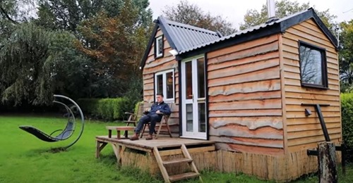 20 Jahre alter Mann baut winziges Traumhaus mit gebrauchten Materialien