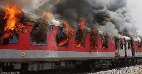 Kinder werfen Steine auf Zug in Brandenburg – Lok fängt bei Fahrt Feuer