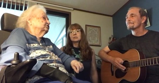 93-jährige Frau spielt ein gefühlvolles Gospel-Lied auf der Gitarre