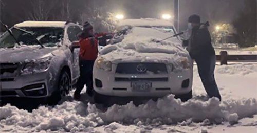 Damit sie sicher nach Hause kommen: Junge (10) befreit 80 Autos von Pflegekräfte vom Schnee