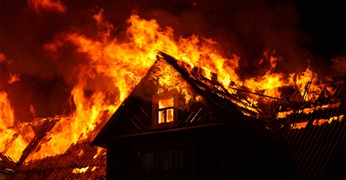 Niedersachsen: Feuer bricht in Haus aus, Sohn rettet Vater – möchte auch Mutter helfen, beide sterben