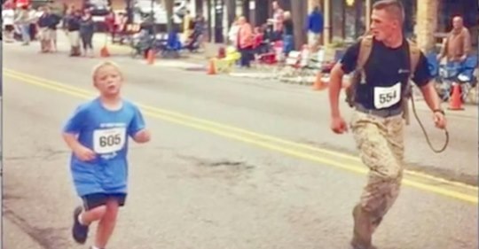 9 jähriger verliert Anschluss zu seiner Laufgruppe und fragt einen Marine Soldaten, ob dieser mit ihm laufen könne