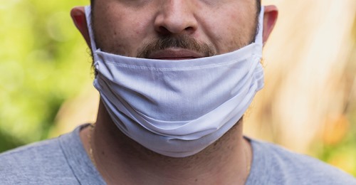 Münster: Mann (38) trägt Maske falsch, Bahn Mitarbeiter (65) spricht ihn an – wird krankenhausreif verprügelt