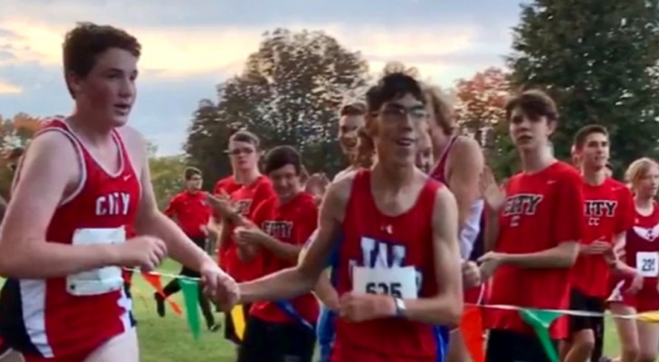 Autistischer Junge verirrt sich während eines Marathons, aber ein Gegner hilft ihm, indem er ihm auf den letzten Kilometern die Hand hält