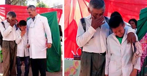 Jeden Morgen läuft er 6 km mit seinem Großvater zur Schule: Am Tag der Zeugnisverleihung bricht er vor Freude in Tränen aus