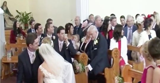 Braut und Bräutigam sind mitten in der Hochzeitszeremonie, als sie eine laute Stimme von hinten unterbricht