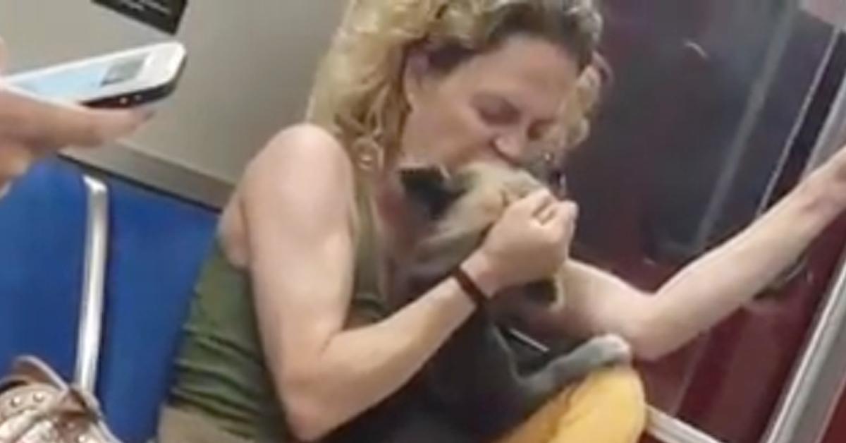 Frau misshandelt Hund in der U-Bahn – Fremder greift ein.