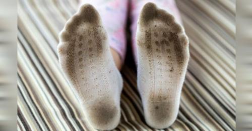 4 Tricks, um vergilbte Socken wieder weiß zu waschen