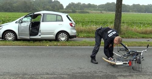 TÖDLICHER UNFALL IN NRW VW erfasst Radfahrer und Hund – Mann tot!