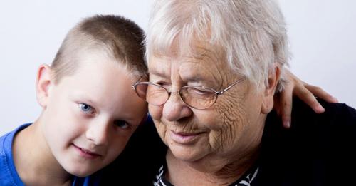 Großmütter haben eine stärkere emotionale Bindung zu ihren Enkelkindern als zu ihren eigenen Kindern: Das zeigt diese wissenschaftliche Studie