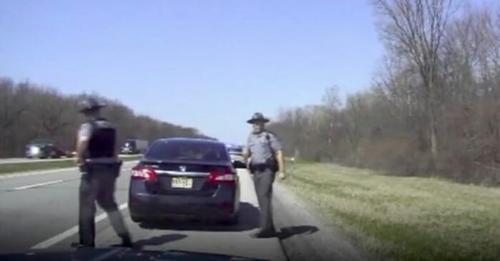 Polizist führt routinemäßige Verkehrskontrolle auf dem Highway durch und rettet 15 jähriges Opfer des Menschenhandels