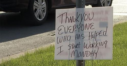 Nach Monaten, angewiesen auf Spenden: Mann bedankt sich mit einem Schild: „Ich fange am Montag an zu arbeiten“