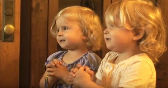 Vater bringt seinen Zwillingstöchtern das Beten bei – ihre Version vom 'Vaterunser' ist köstlich