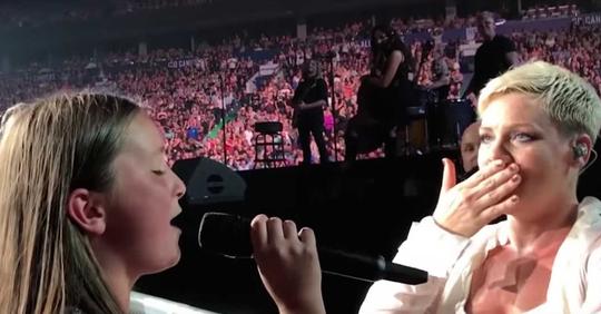 Pink unterbricht ihre Show und überreicht 12-jähriger das Mikrofon – diese erstaunt alle mit ihrer Stimme