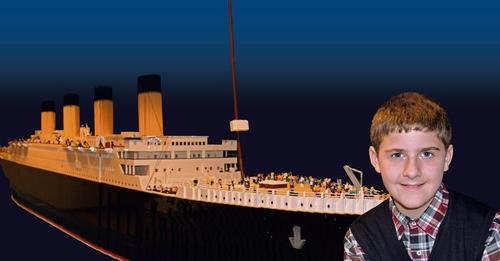 Dieser autistische Junge baute die größte Titanic Rekonstruktion von Lego aller Zeiten!