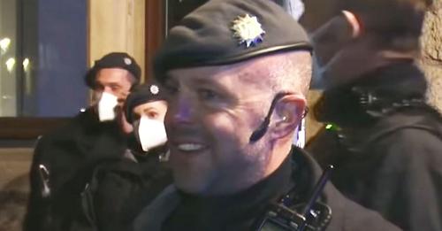 VIDEO: Polizist zerstört 'Spaziergänger' auf Querdenker-Demo