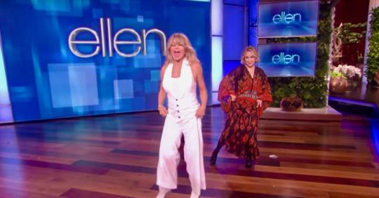 Die 74-jährige Goldie Hawn tanzt mit ihrer Tochter Kate Hudson und stiehlt die Show, während sie Ellen moderiert