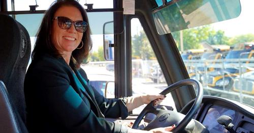 Schulleiterin macht Busführerschein, um während Fahrermangel auszuhelfen