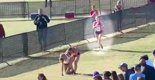 Studentin hält an, um zusammengebrochenem Mädchen zu helfen, aber die Läuferin hinter ihr schreibt Schlagzeilen