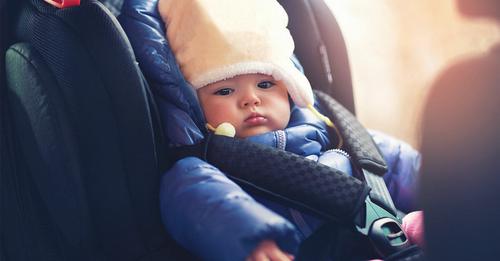 Zur Sicherheit der Kinder: Laut ADAC sollen Eltern ihren Nachwuchs niemals mit Winterjacke im Auto anschnallen