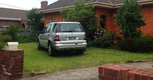 Er parkt seinen Geländewagen weiterhin in der Einfahrt seiner Nachbarin: Sie rächt sich, indem sie ihn abschleppen lässt