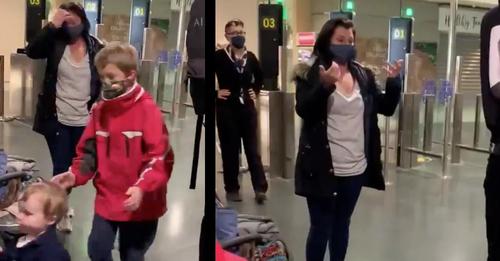 Fremder hilft Mama Stephanie am Ryanair-Schalter mit Gepäck