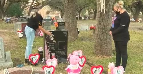 Diebe stehlen Spielzeug vom Grab einer 4-Jährigen: Überwachungskamera filmte Tat
