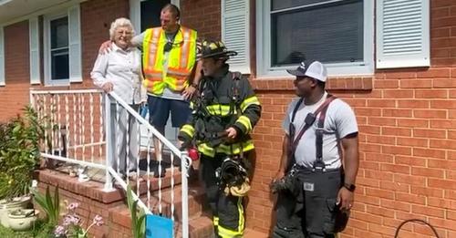 Feuerwehrmänner singen einer 93 Jährigen ein Geburtstagslied: Sie waren wegen eines in Flammen aufgegangenen Topfes bei ihr zu Hause