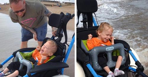 Zweijähriger Junge mit Zerebralparese sieht zum ersten Mal das Meer und ist davon begeistert (+ VIDEO)