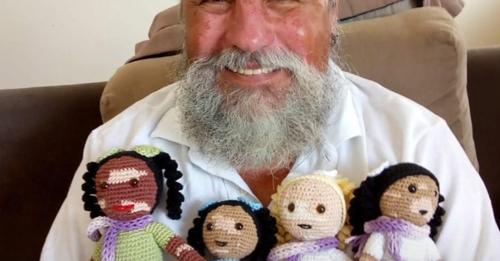 Opa häkelt Puppen mit Vitiligo Hautkrankheit, um Kinder ein besseres Selbstbild zu schenken.