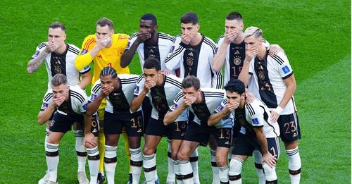 Nach Verbot von 'One Love' Armbinde: DFB Spieler halten sich bei Mannschaftsfoto Hand vor den Mund