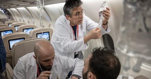 Mann erleidet Herzstillstand im Flugzeug – aber im Flieger sitzen Dutzende Herzspezialisten