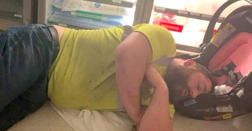 Das Foto eines Vaters, der im Krankenhaus auf dem Boden schläft, ging viral: Seine Frau erzählt, was passiert war