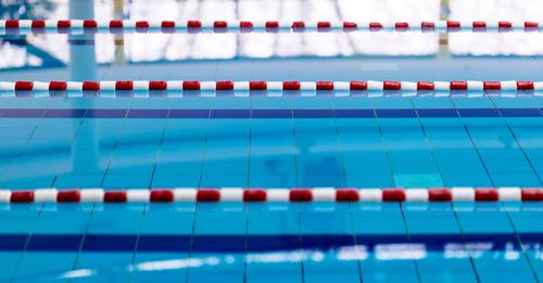 Acht junge Männer und Jugendliche sollen 13 Jährige in Schwimmbad sexuell missbraucht haben