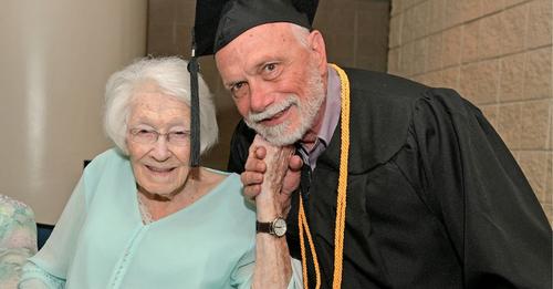 Eine 99-jährige Mutter besucht die Abschlussfeier ihres 72-jährigen Sohnes: eine kuriose und liebenswerte Situation