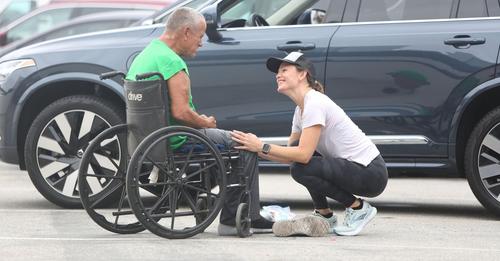 Jennifer Garner schenkt Obdachlosem Socken – und bekommt Unterstützung von einem Paparazzo