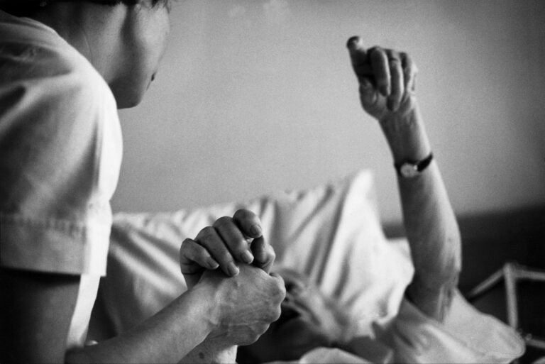 92-jähriger will ein letztes Mal vor seinem Tod die Hand seiner Frau halten – was dann passiert, rührt zu Tränen